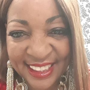 Meet your Posher, Adrienna